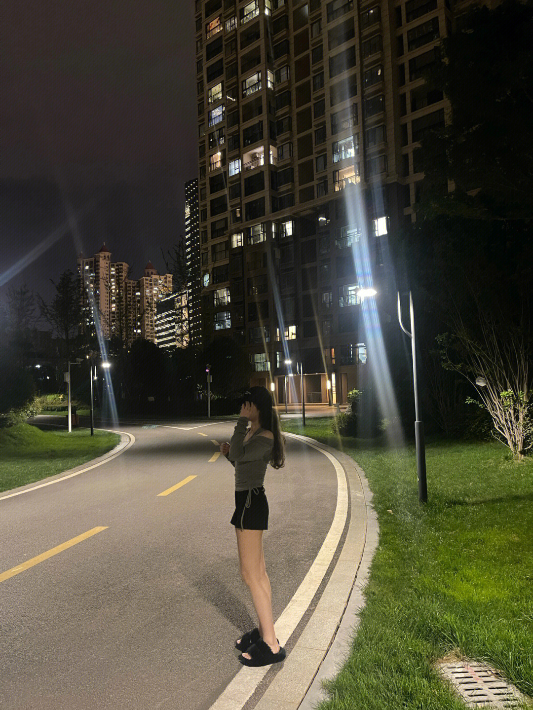 夜晚散步照片 一个人图片