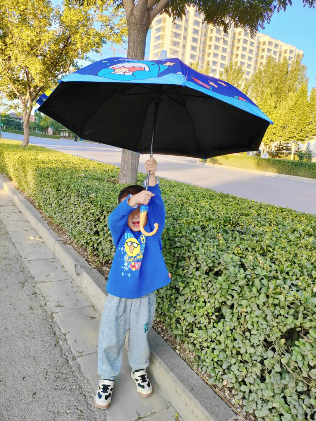 雨伞74 它是有一个防护雨罩避免脏水雨水打在小朋友的身上一键打开