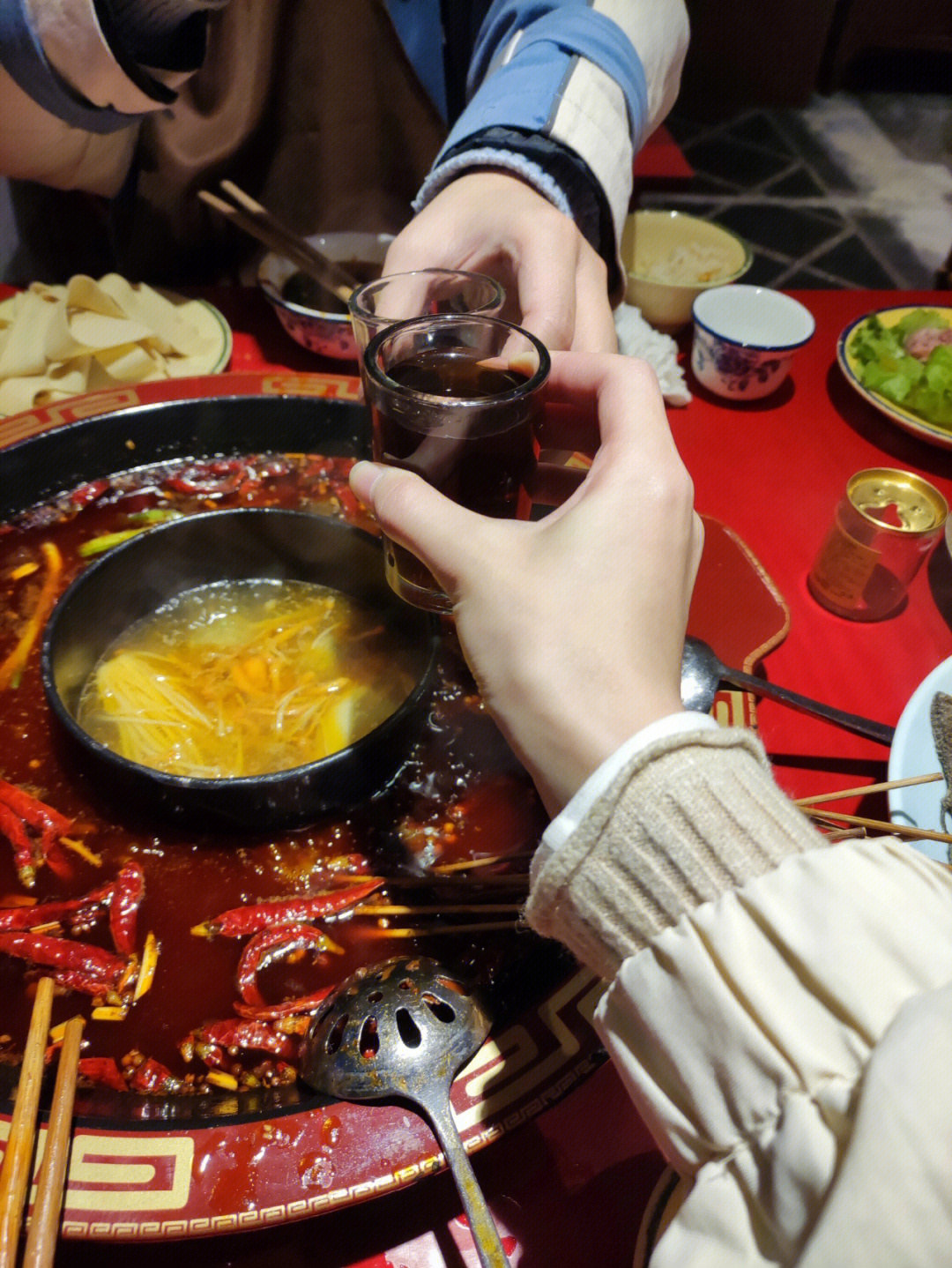 女生冬天吃饭照片图片