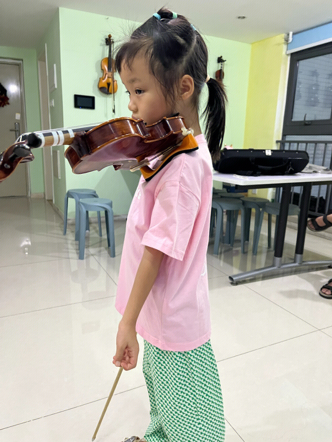 小提琴正确夹琴姿势图图片