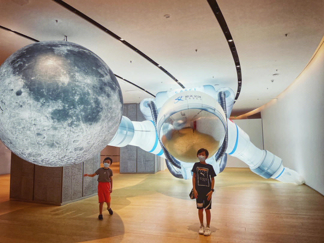 男娃们对太空都有无比浓厚的兴趣,孩子在图书馆借了二十多本有关太空