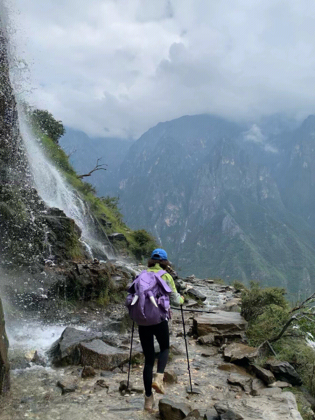 十大徒步路线的虎跳峡,也是国内最深的峡谷,在玉龙雪山和哈巴雪山之间