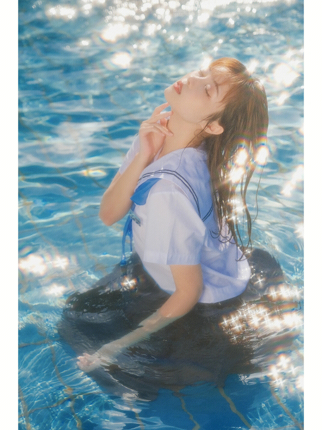 闪闪发光的夏天泳池jk制服少女感写真