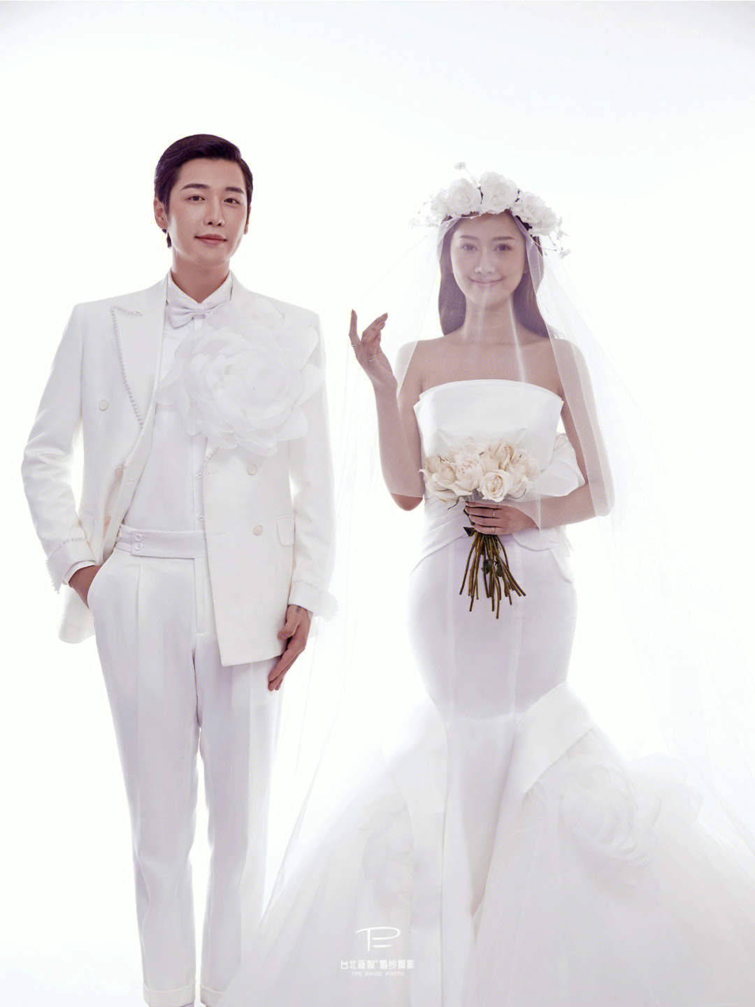 但很出众出品:台北新娘婚纱摄影拍摄地:宜宾极简纯白的画面配色与风格