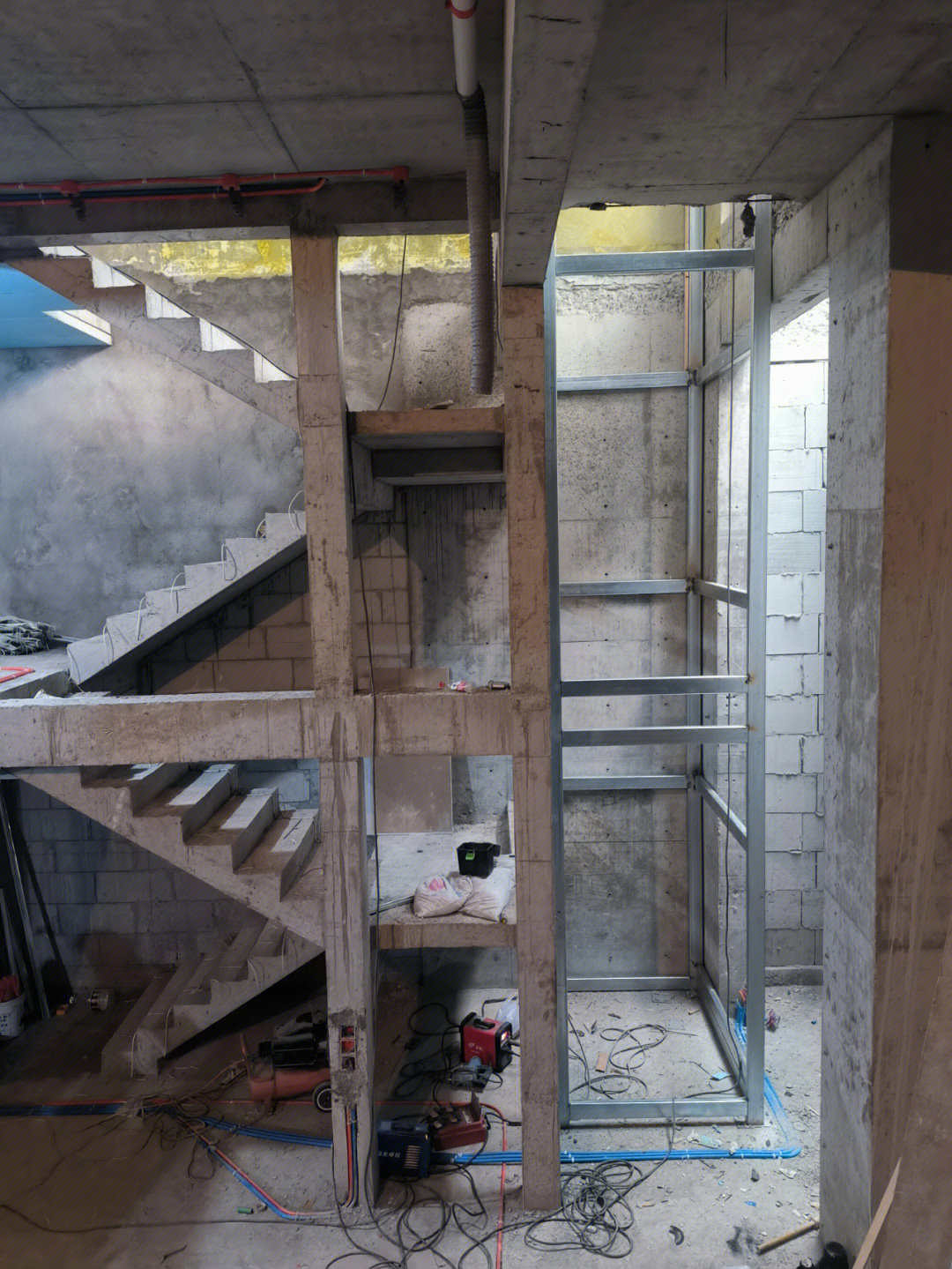 融创御园底复——观光电梯钢结构井道基础完工!