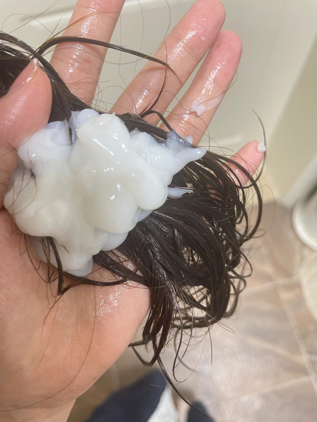 该洗头发的时候先用椰子油浸泡两分钟然后包裹起来用加热帽加热 大概