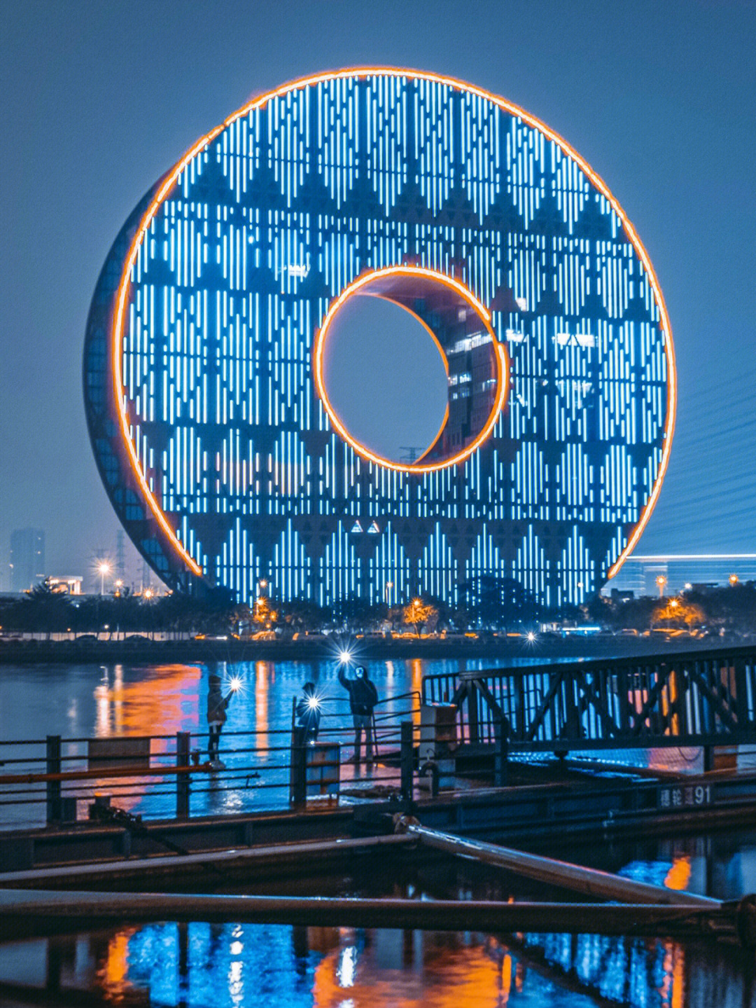广州金钱币大楼夜景图片