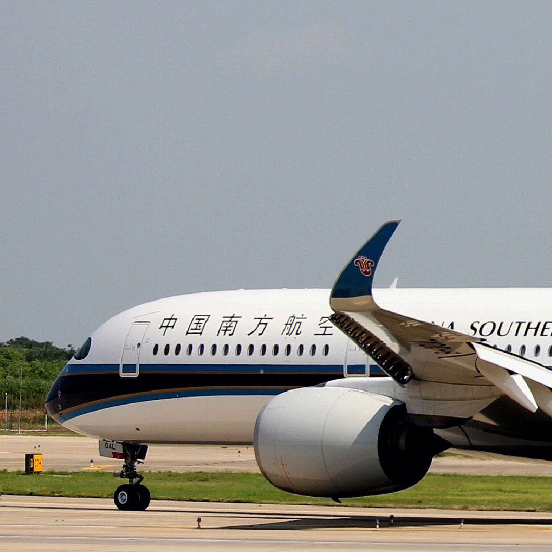 首拍中国南方航空空客a359"墨镜侠(b-30al)降落南京禄口国际机场,真