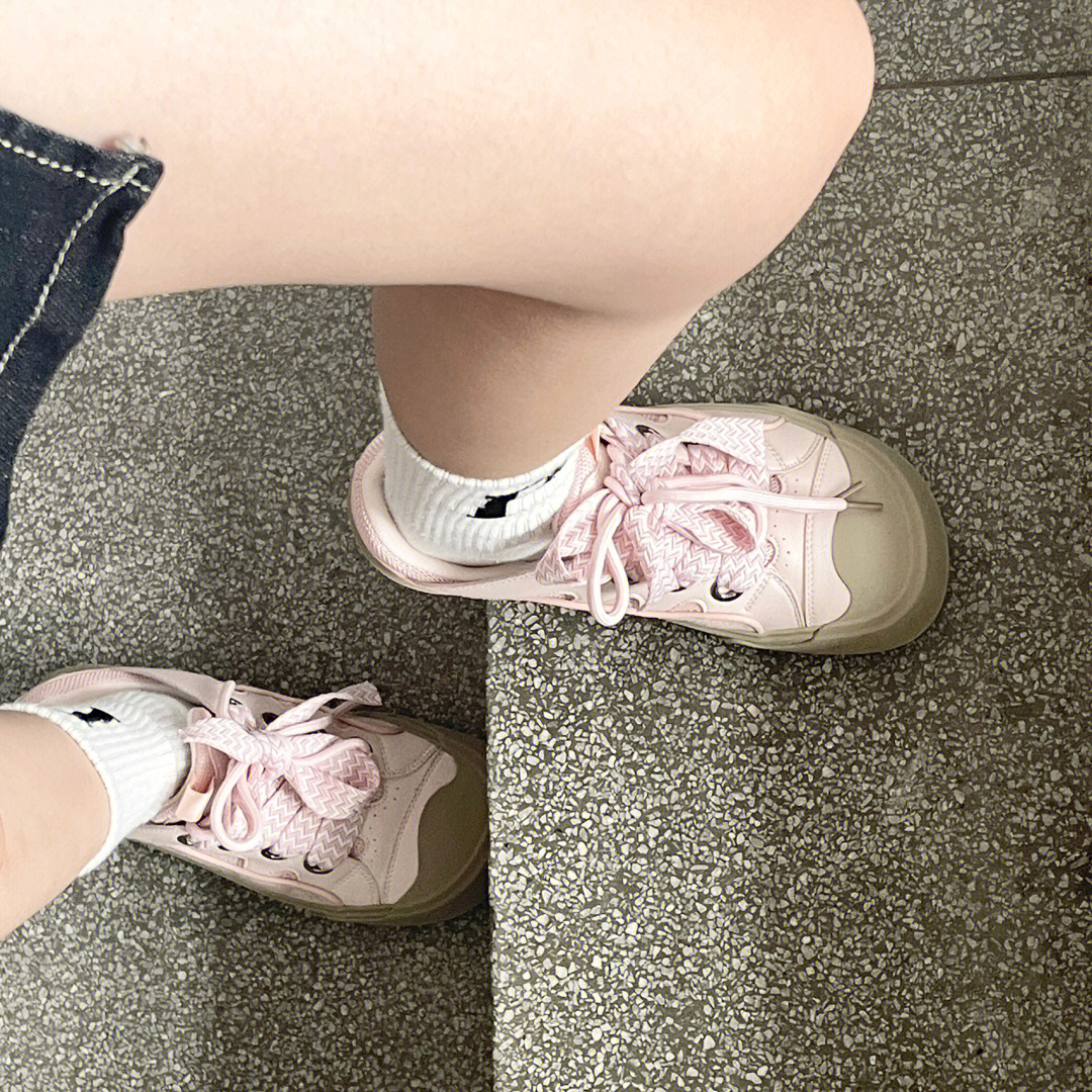 丑萌丑萌的粉色帆布鞋我喜欢