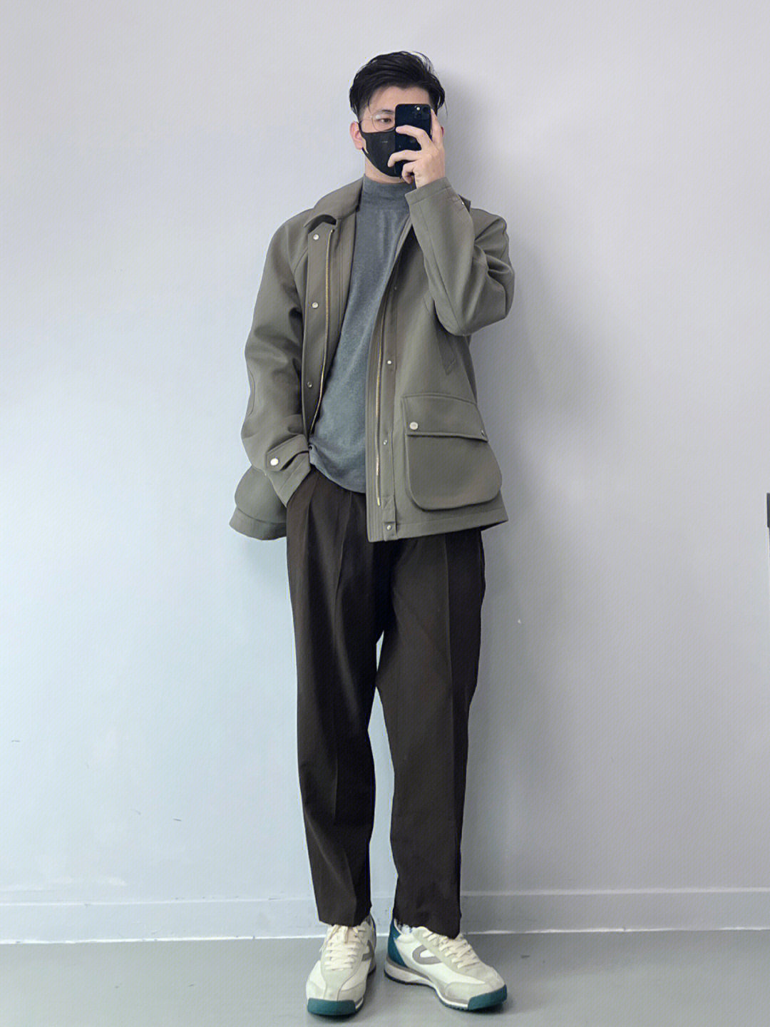 外套慵懒宽松的版型非常时髦随性了搭配灰色打底 就很韩系高级棕色