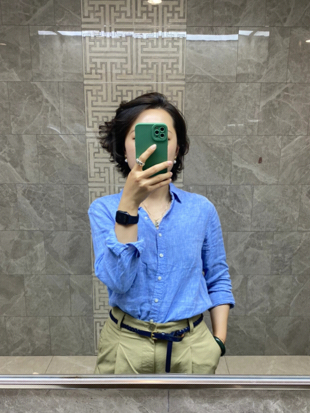 米色裤子蓝色衬衫图片
