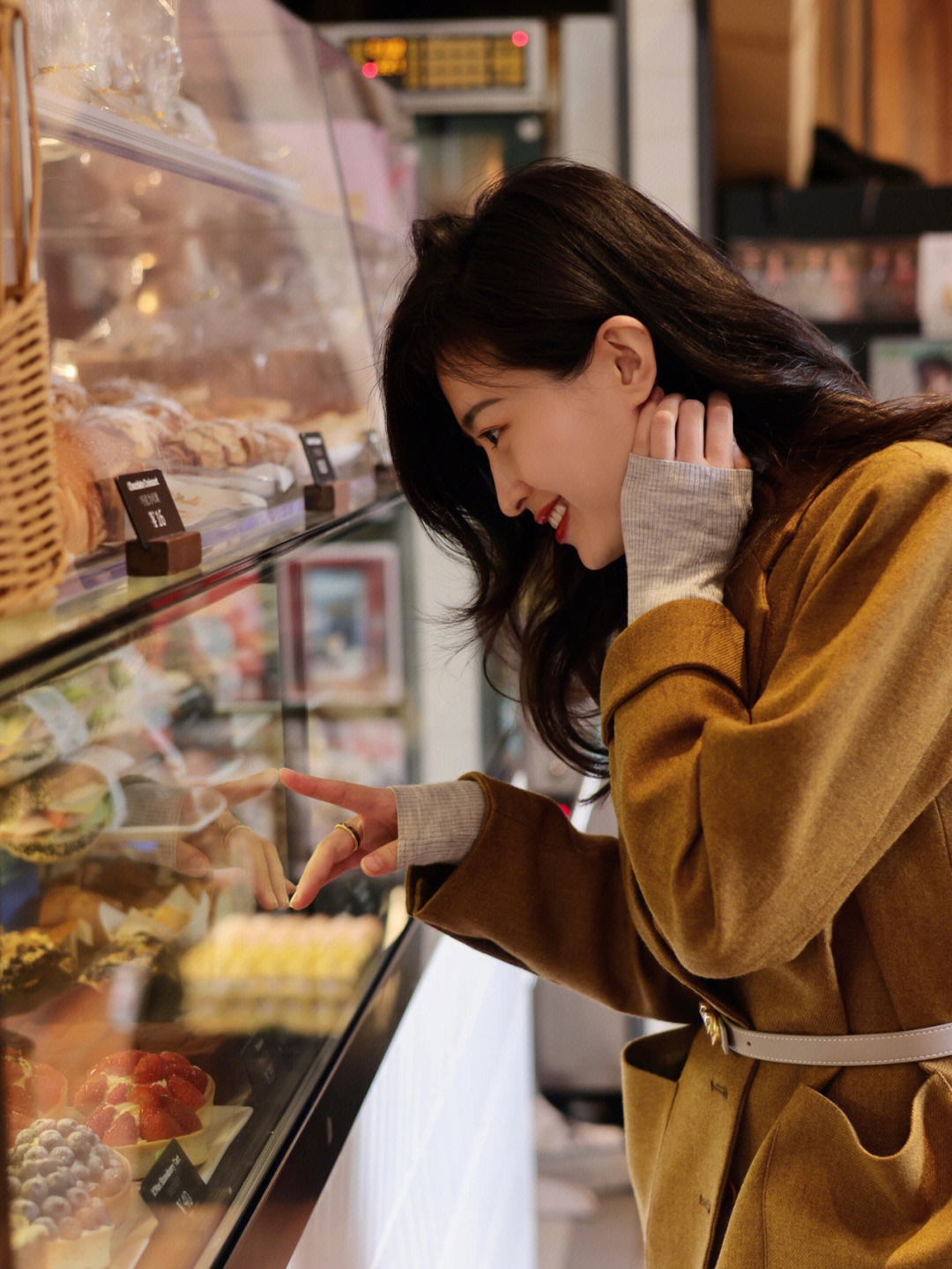 女人吃甜食图片