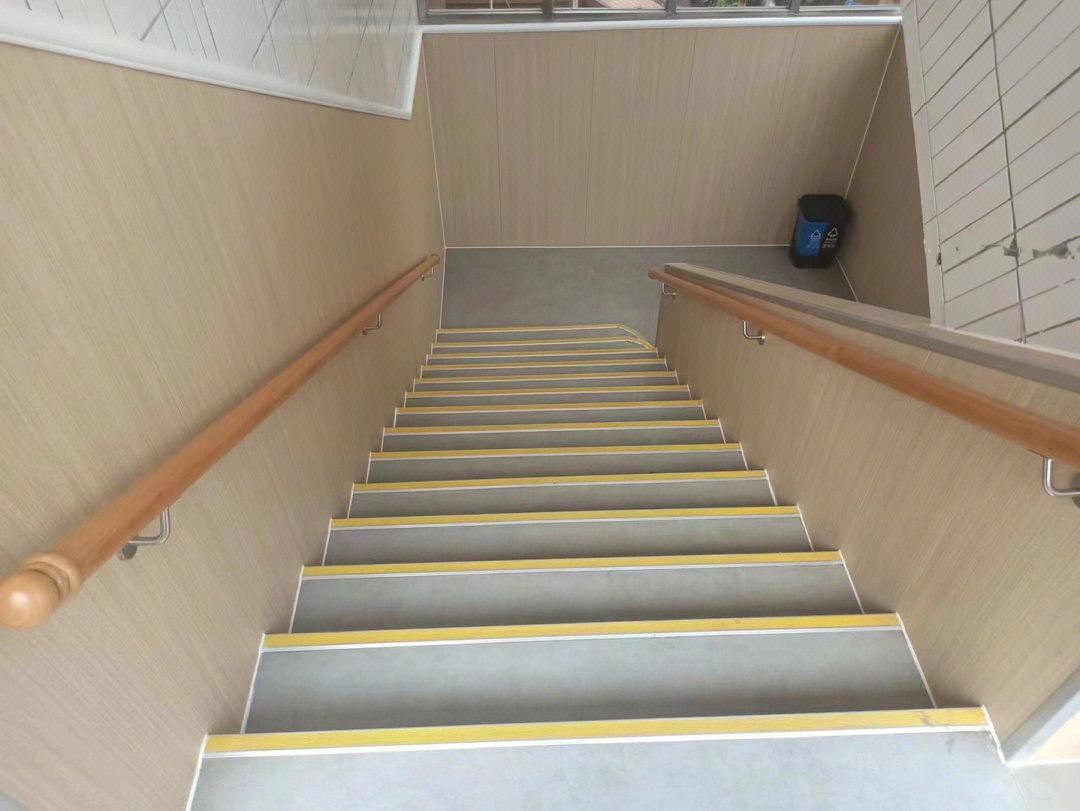 幼儿园楼梯台阶pvc地板胶铺装