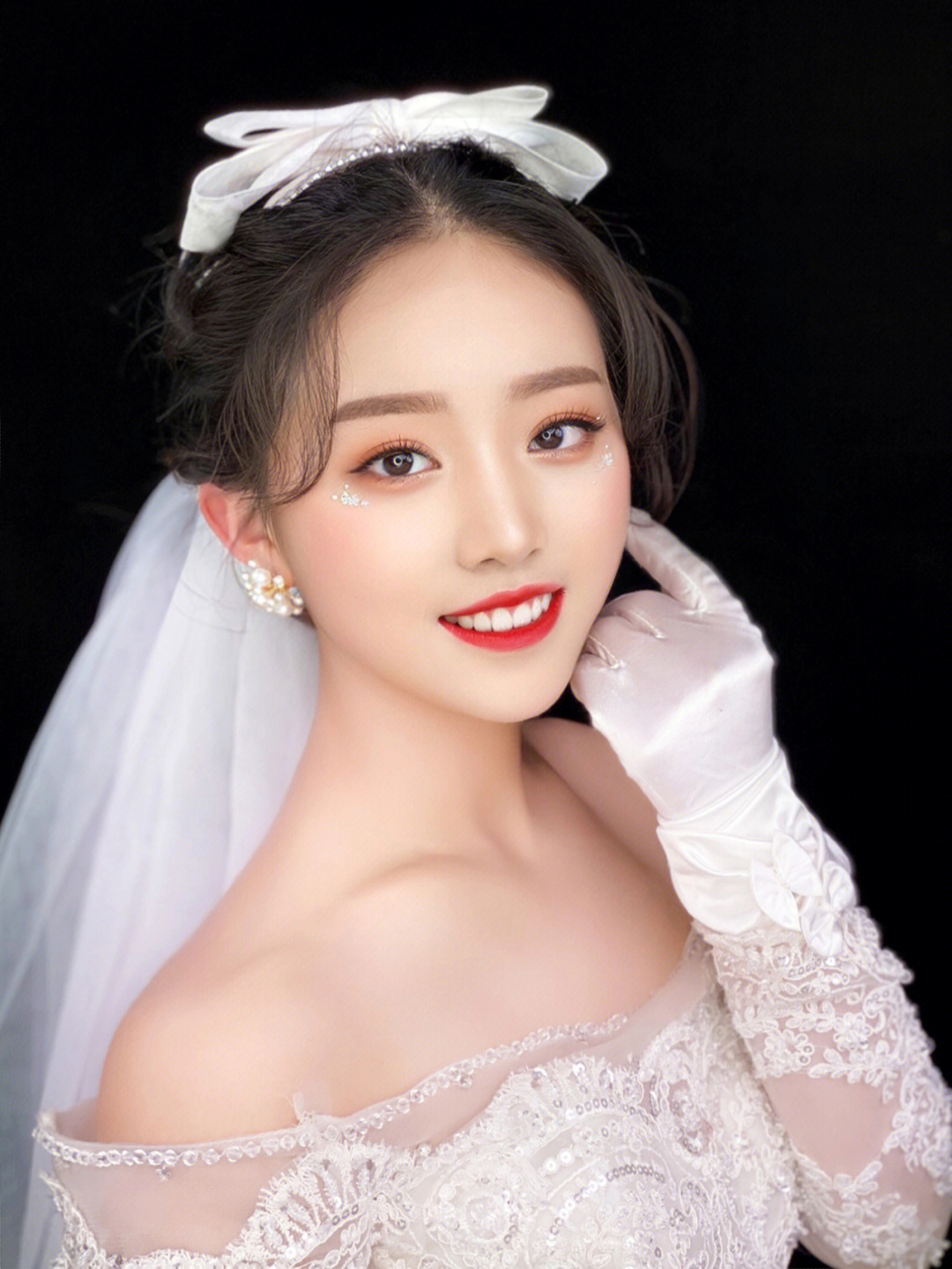 新娘造型是结婚那天的扮靓重点,韩式新娘妆容更显清新温婉感觉,下面