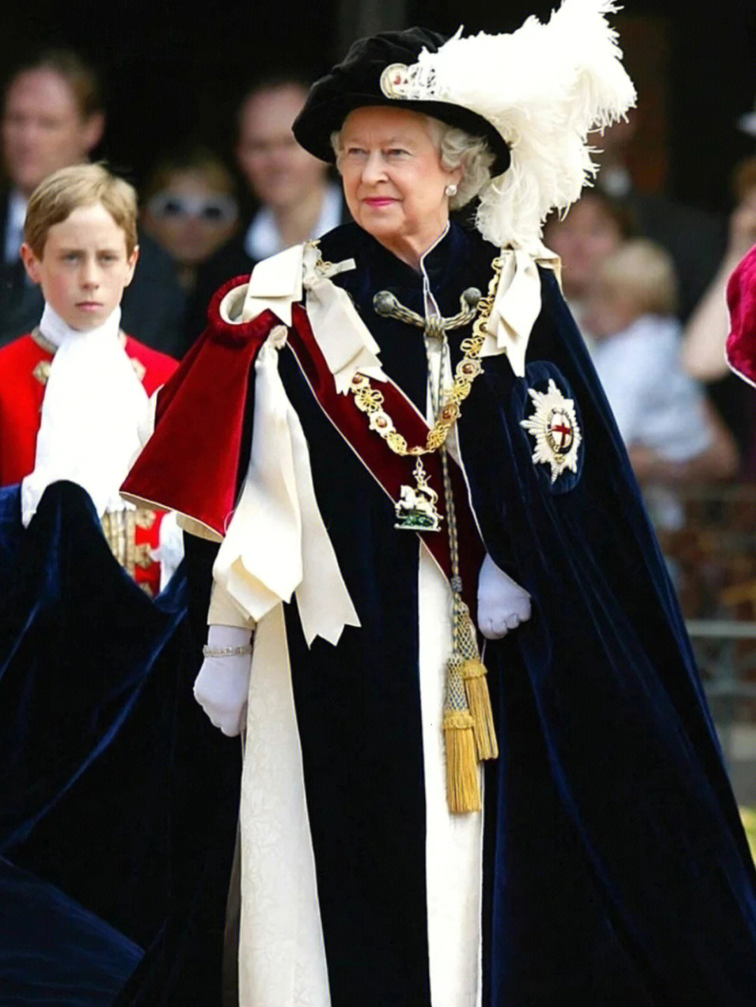 佩戴英国嘉德勋章的女王和王室成员