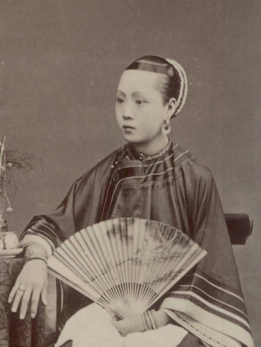 京城到台湾乃至于东南亚华人圈都有流行的发型服装:清代人物绣团花暗