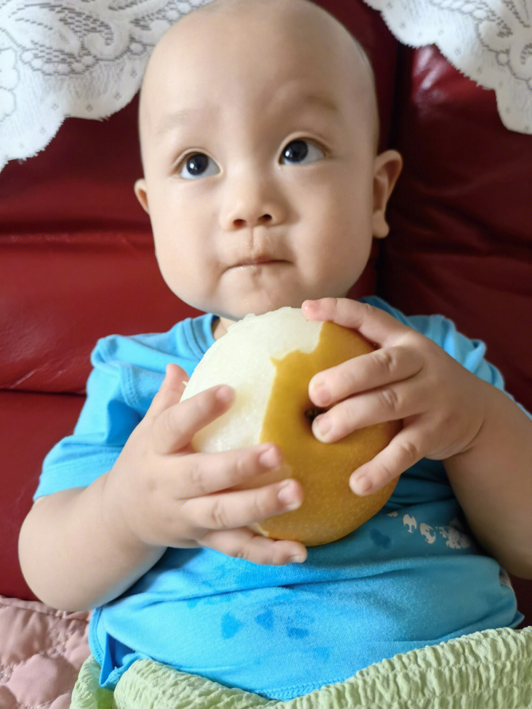 小孩吃梨