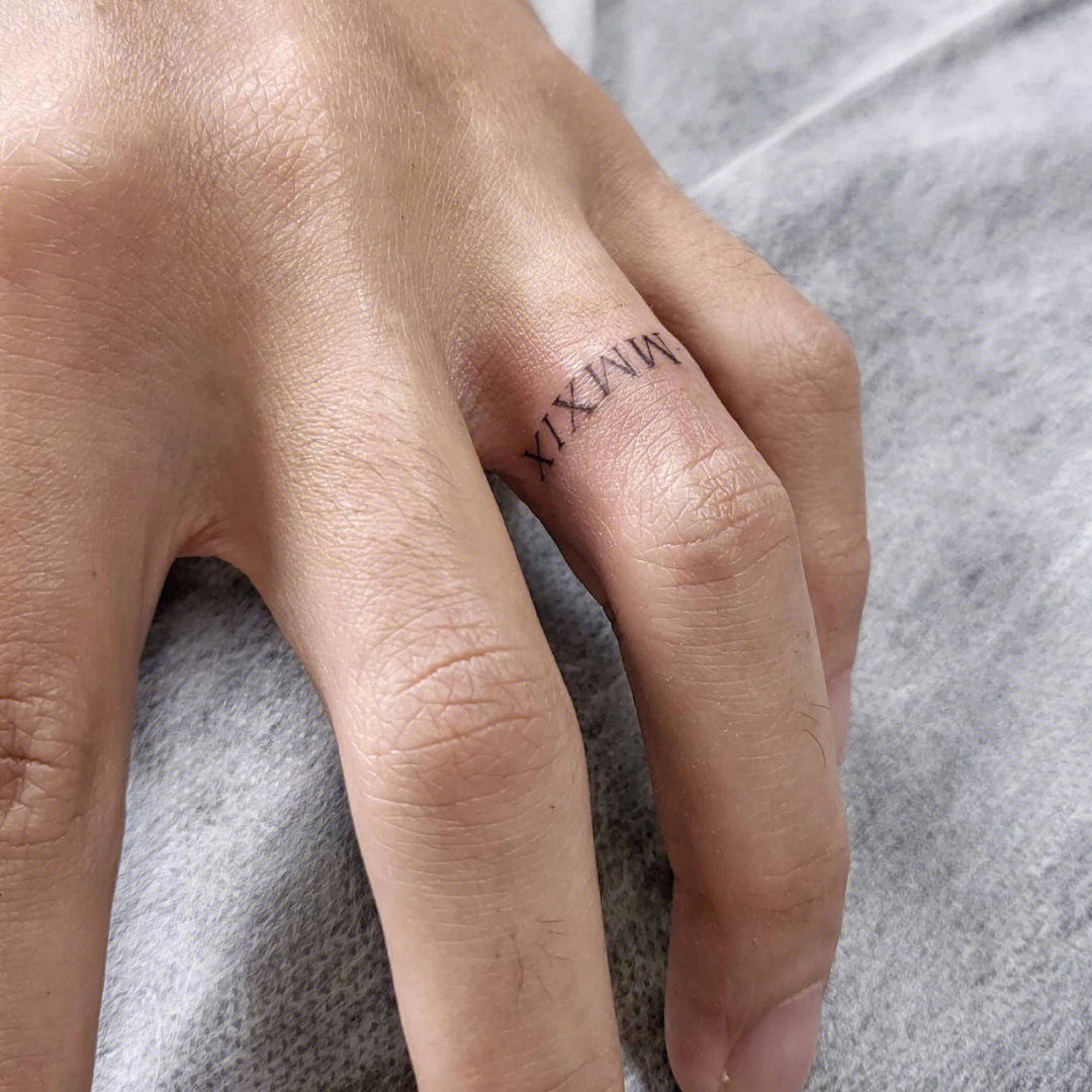男生手指纹身 社会图片