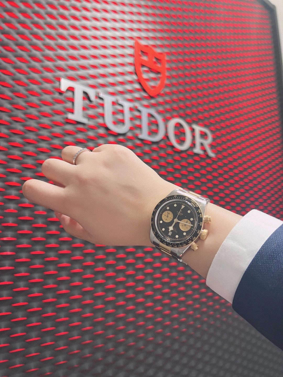 帝舵(tudor)碧湾计时型黄金钢款腕表时髦有型,更彰显运动型腕表的纯粹