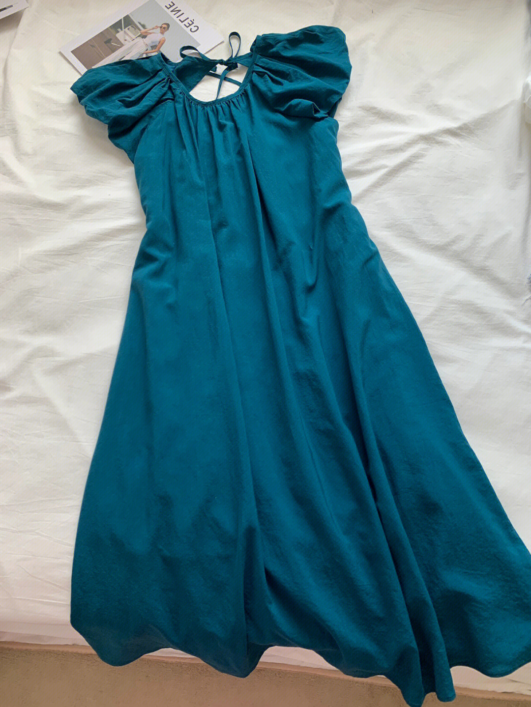 简洁不简单的孔雀蓝连衣裙上身舒适巨显白