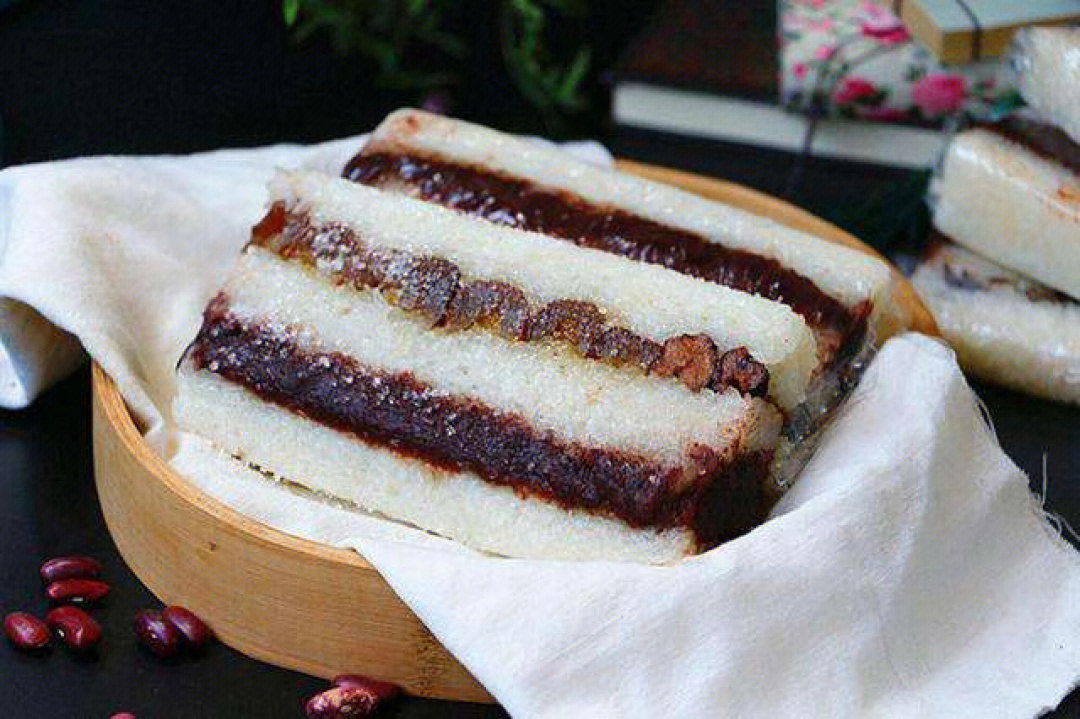 江米切糕是开封市有名的糕点类传统小吃,是以江米,蜜枣和青红丝等原料