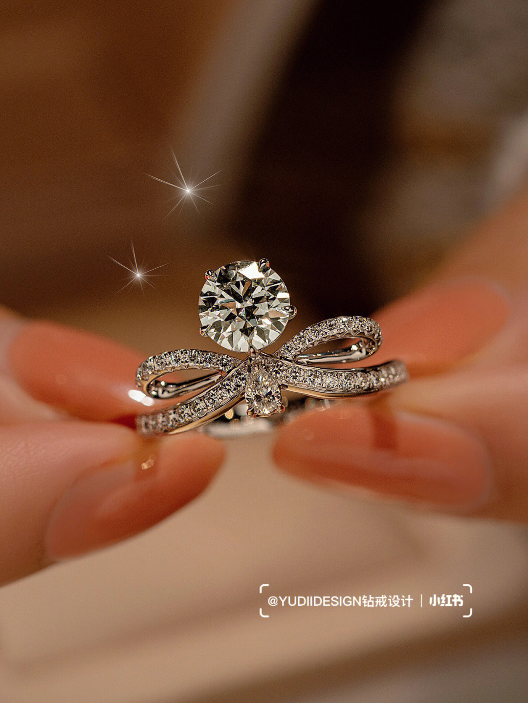 女人戴皇冠戒指的意义图片