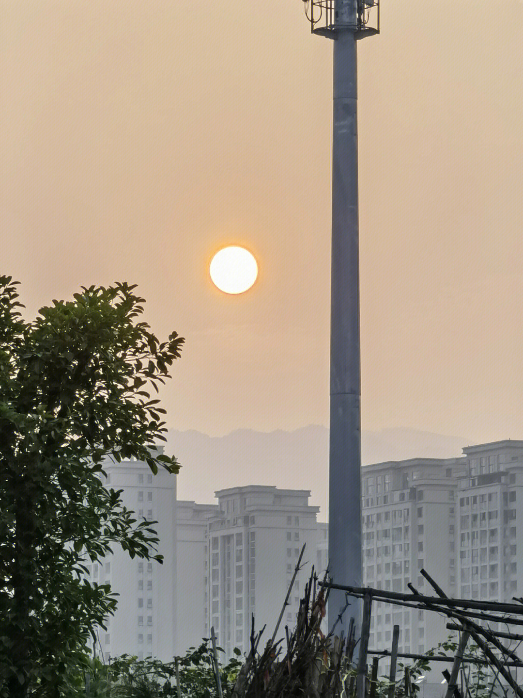 太阳和月亮重合照片图片