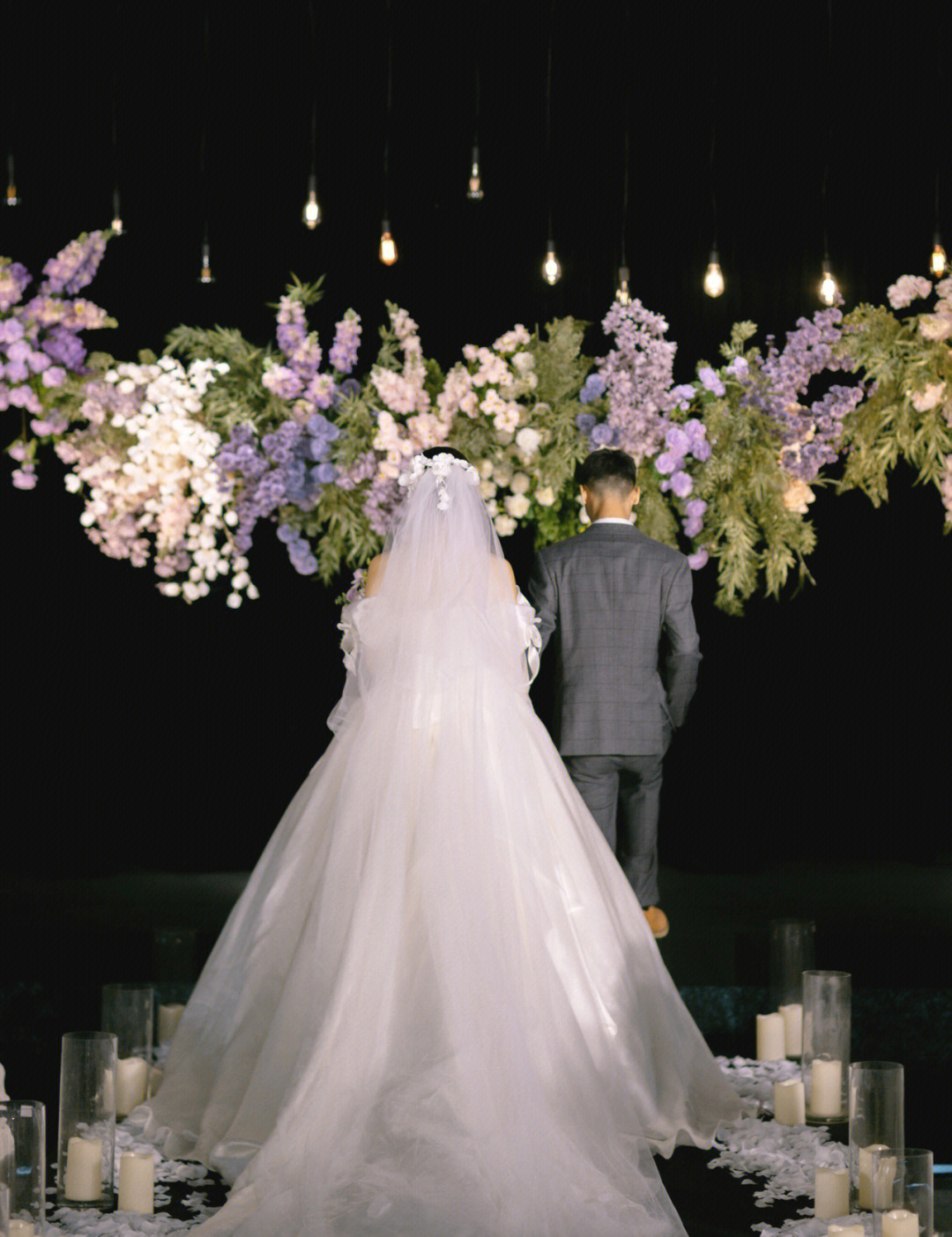 纯黑色背景09721508花艺搭配呈现出精致 有氛围的婚礼中长焦