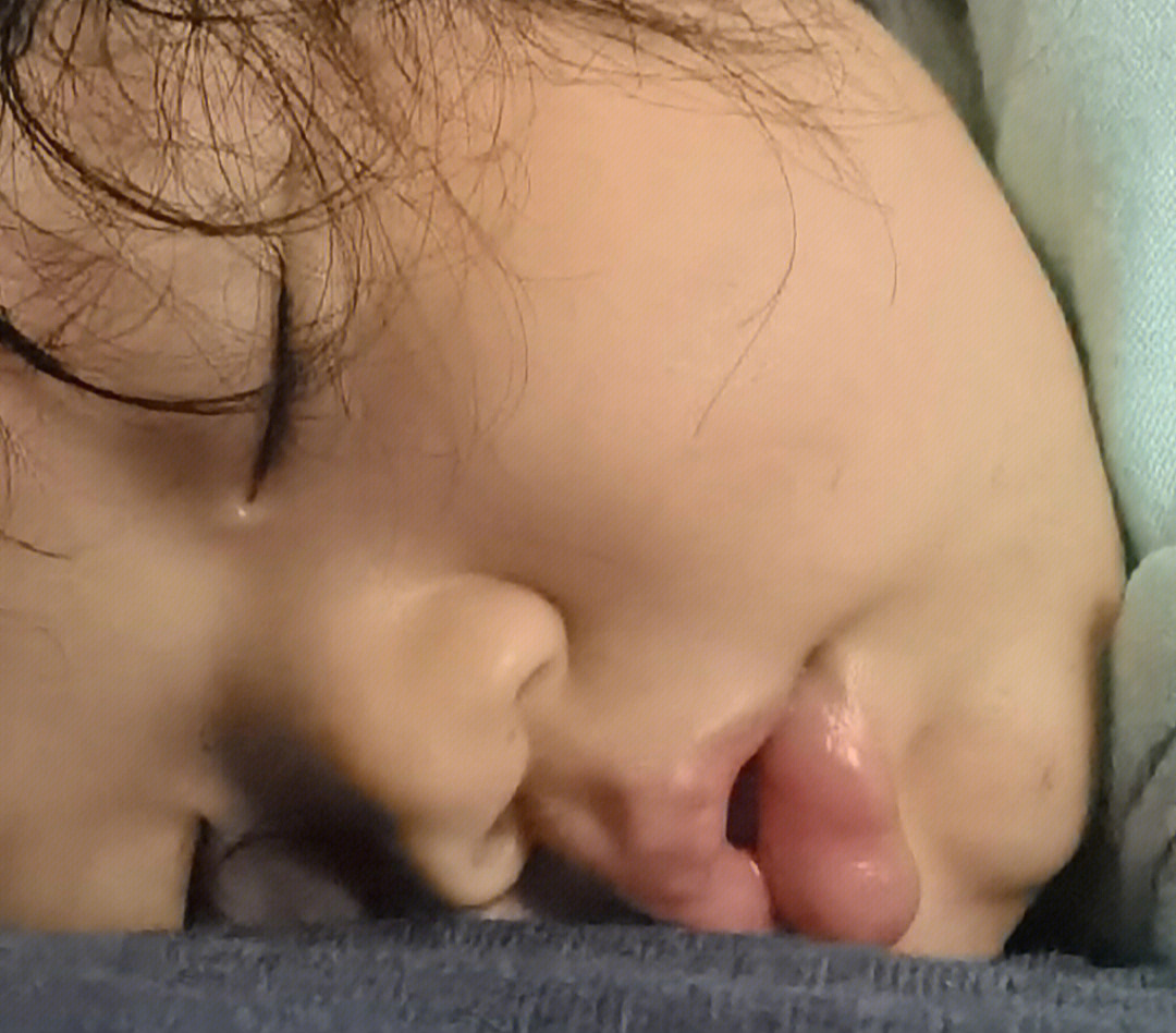 喜欢趴睡脸压变形的宝宝这样鼻梁高高的