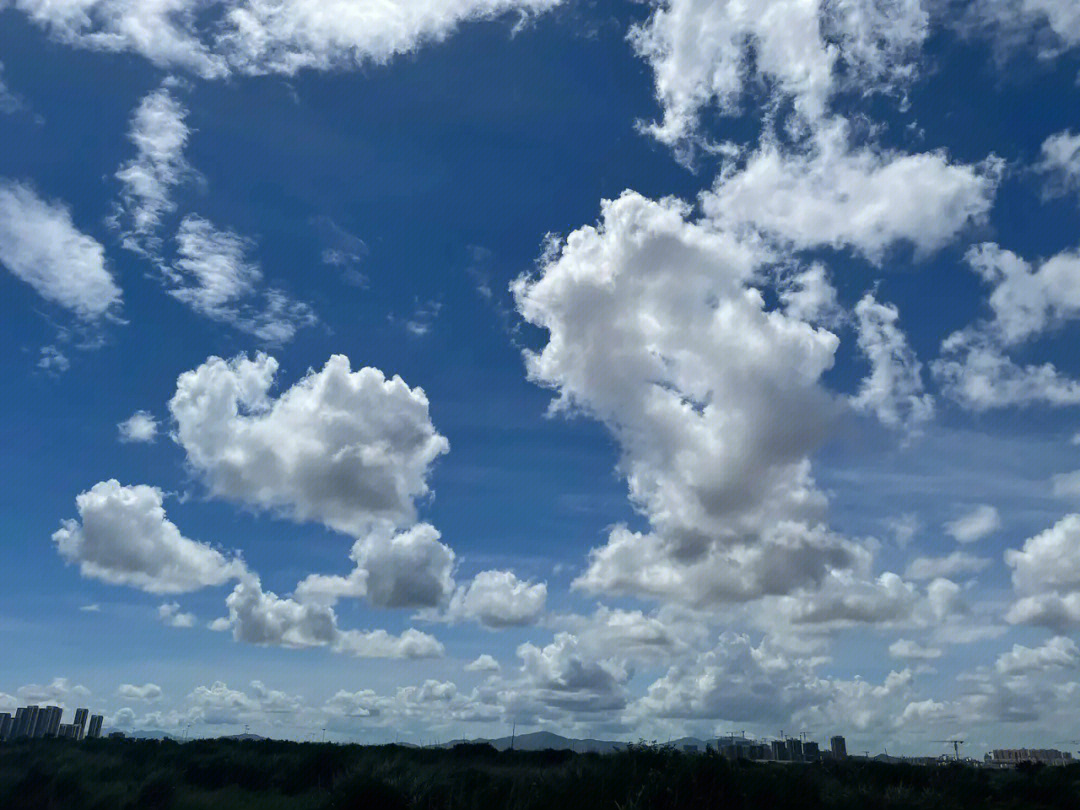 捉迷藏云朵躲在水中看天的空高处的青鸟也在看云朵之上骄傲的鹰啊在