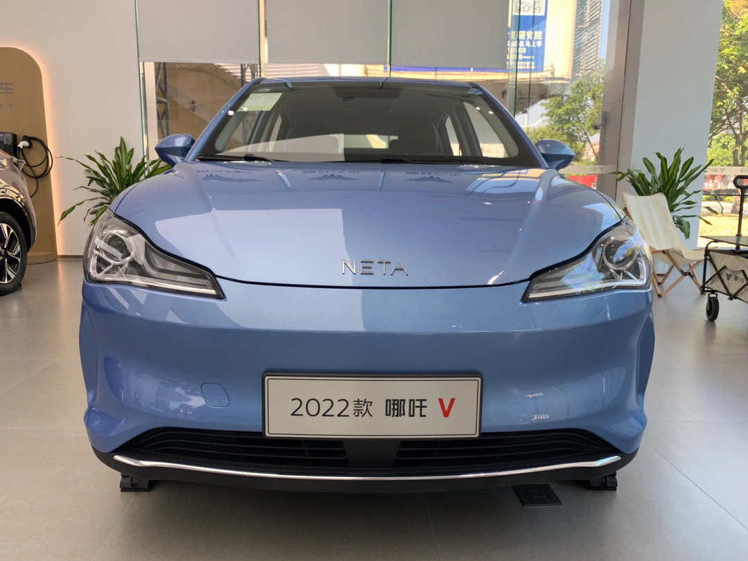 2022款哪吒v年轻人的潮玩智能车