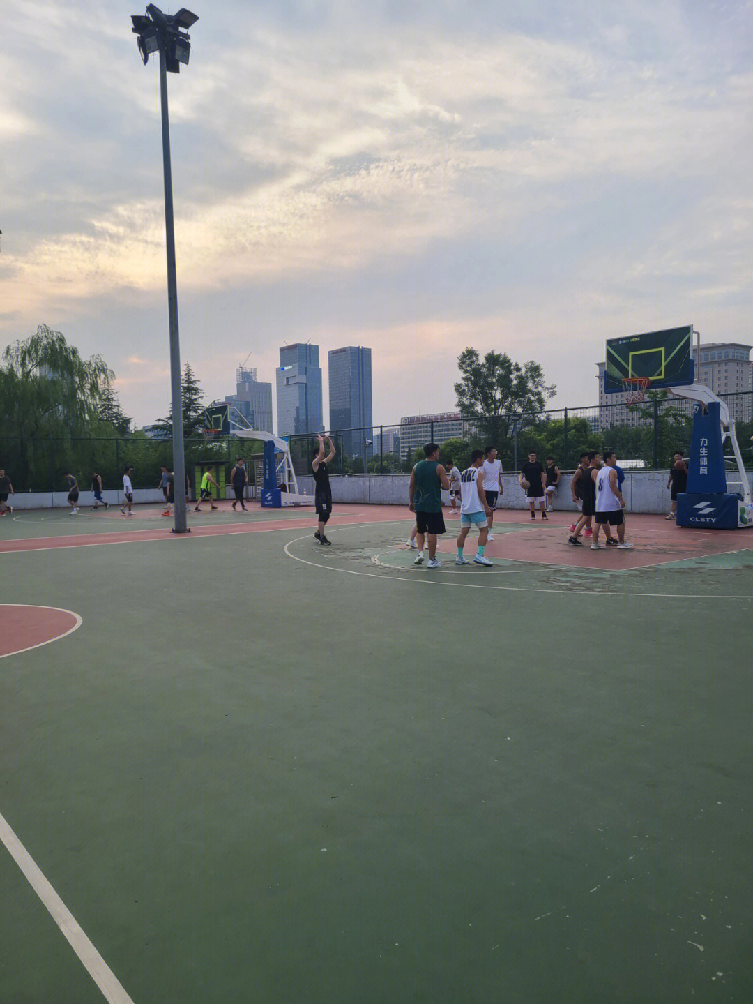 广州奥体中心篮球场图片