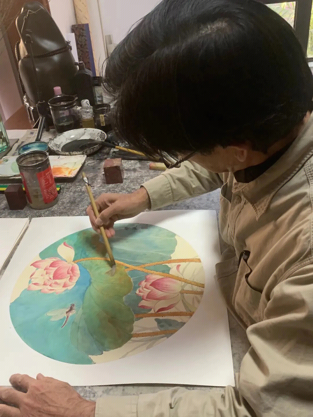 写意国画#中国画#荷花 画家正在创作圆扇荷花作品,欢迎大家