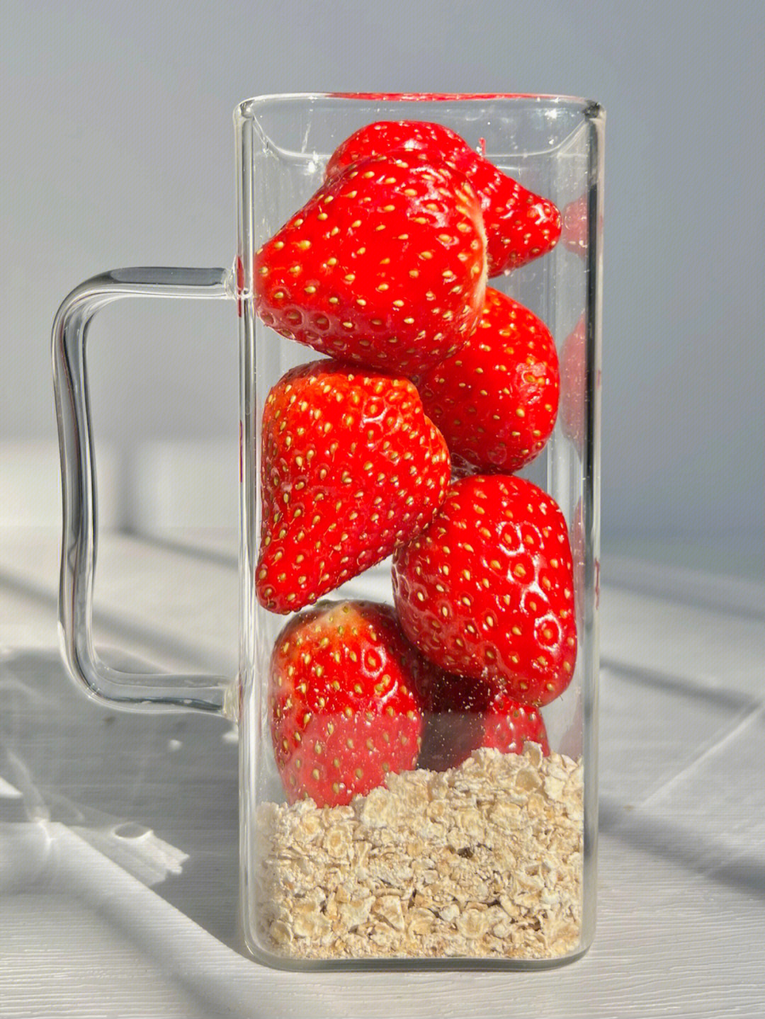 草莓 燕麦20g 200ml热牛奶(60度左右)一起加入破壁机或榨汁机,奶昔