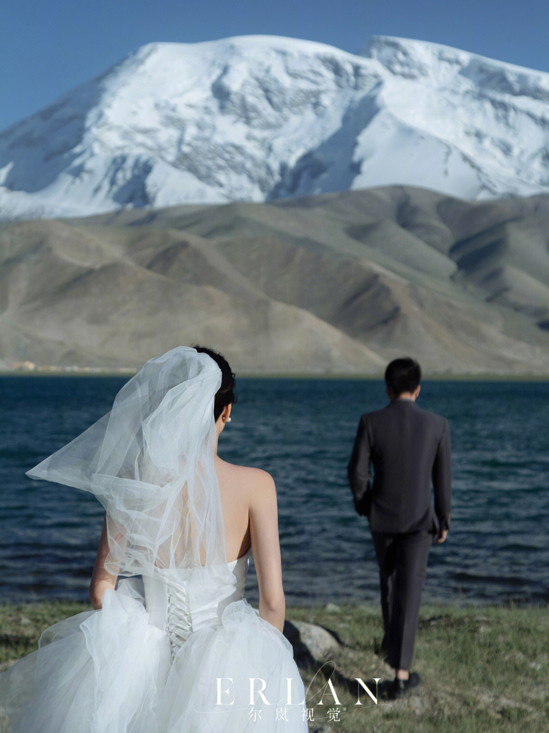 雪山婚纱照图片