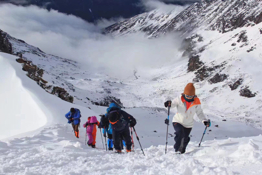 爬雪山咯