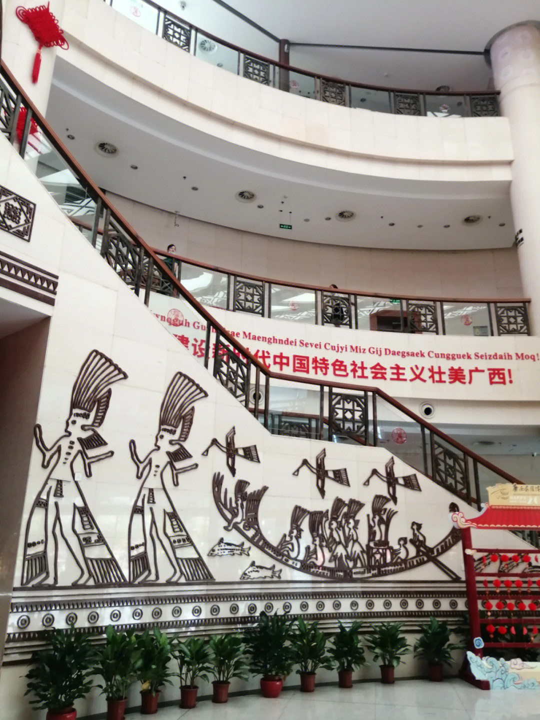 到南宁青环路的广西民族博物馆,很多人都会和扶梯前这面大铜鼓合影