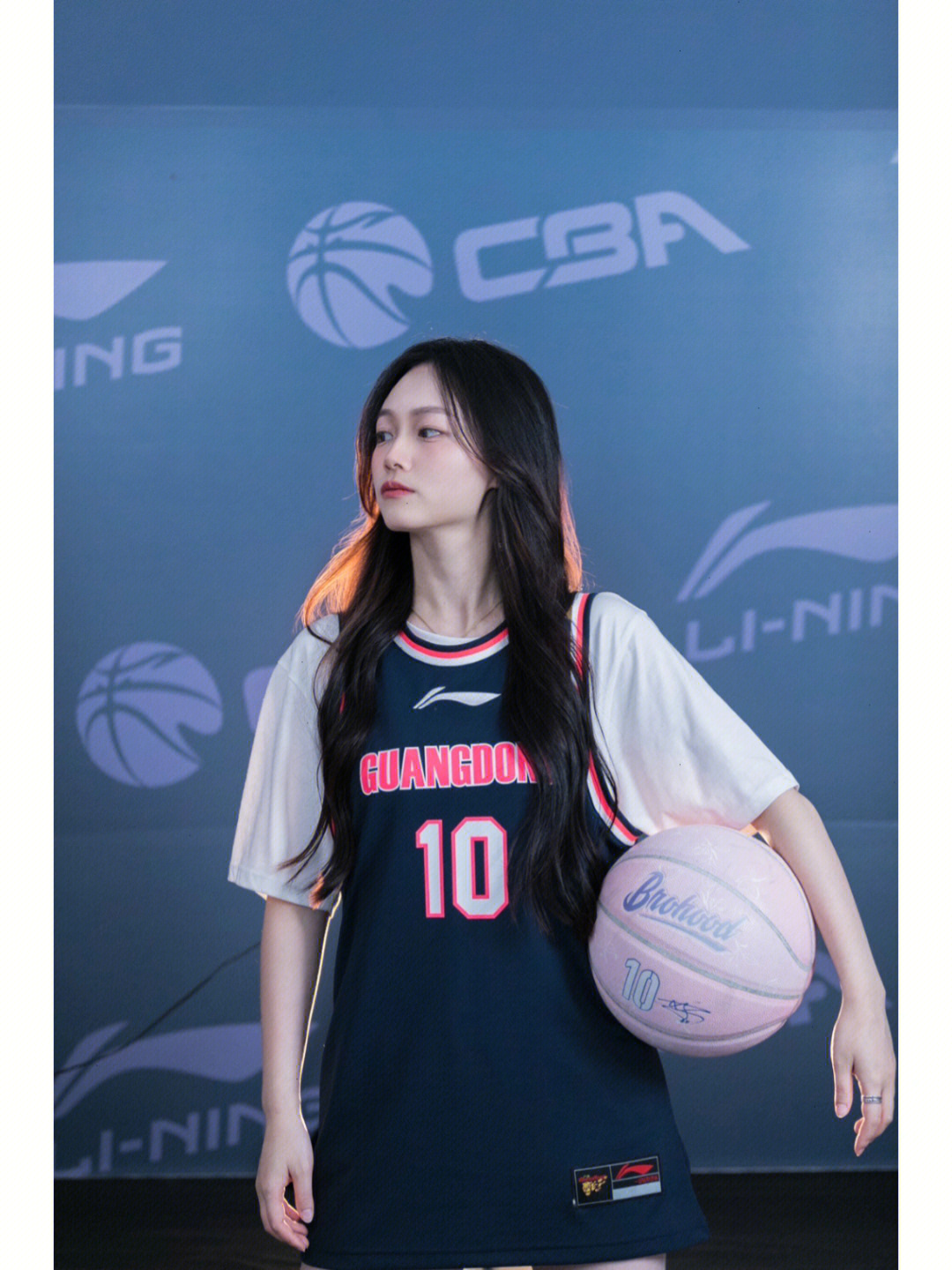 篮球女生二头肌图片