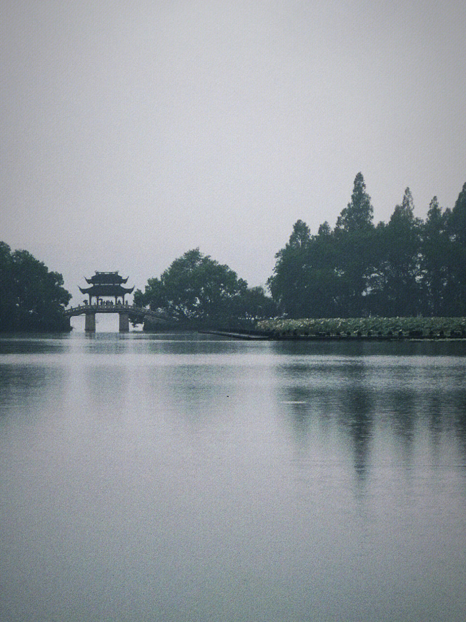 阴雨天的西湖景色图片