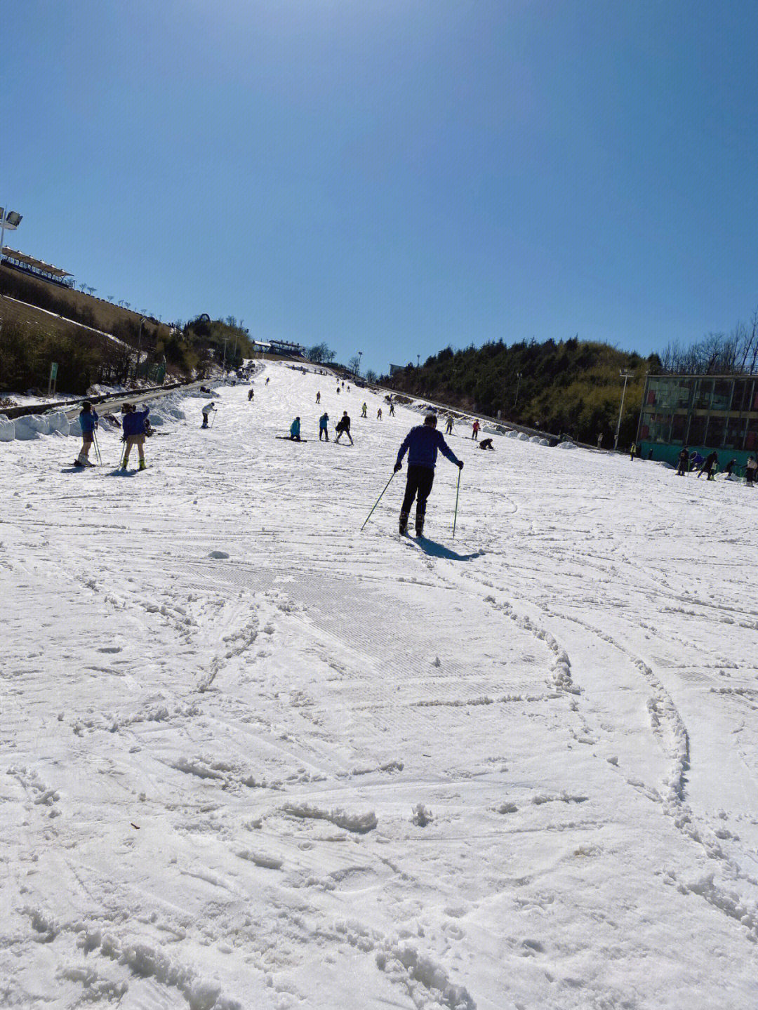 关于观音堂滑雪场166滑雪场在安吉江南天池旁,3w平米的场里有14000