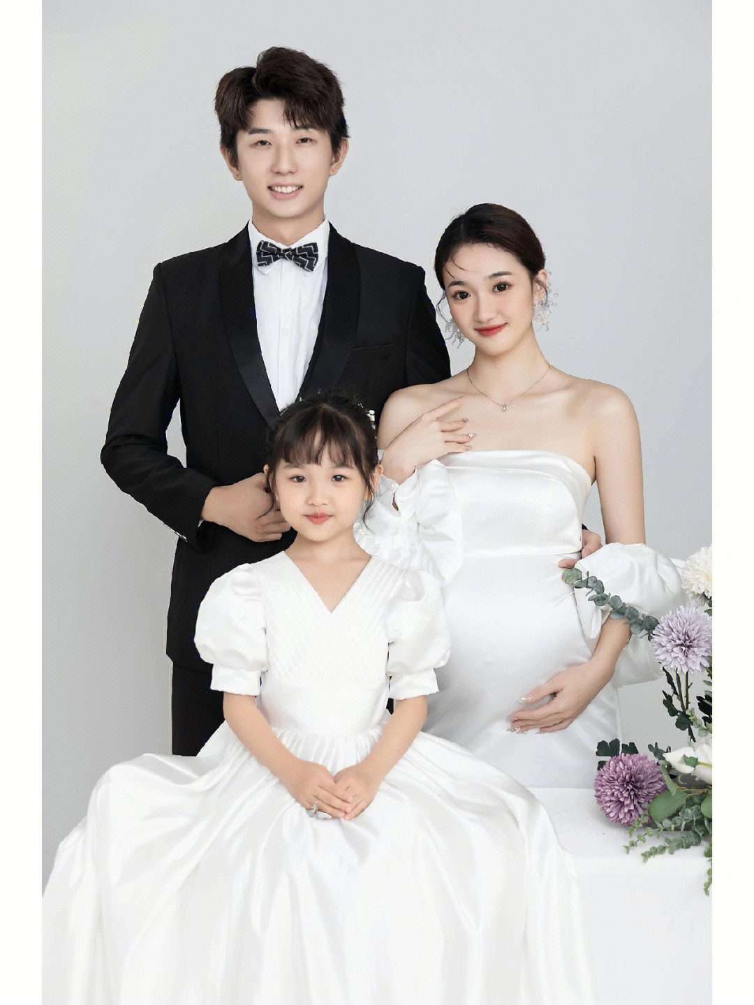 一家四口的甜蜜亲子孕妇照
