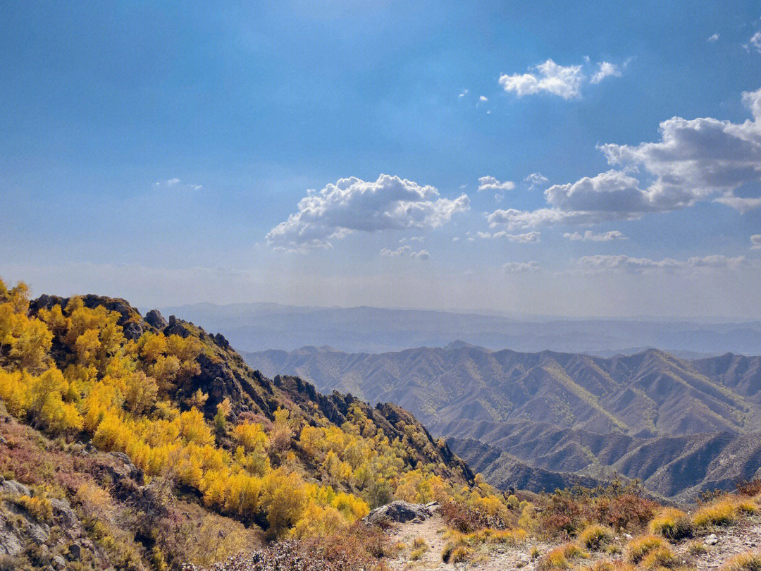 马鞍山景区位于包头市固阳县城东南约58公里处,海拔1984米,山谷中覆盖