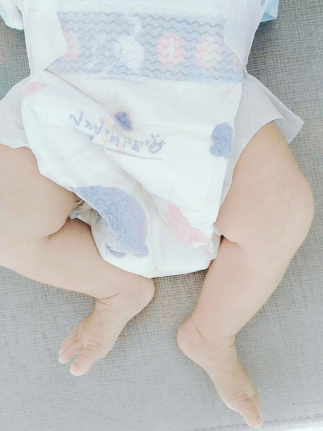 1)要看宝宝纸尿裤的透气性和柔软性因为我们家怡宝是7月底生的正是最
