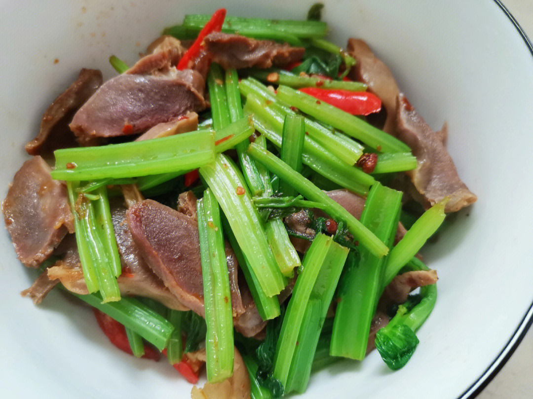 今日午餐:香菇洋葱炒肉片芹菜炒鸭胗芹菜叶蒸菜