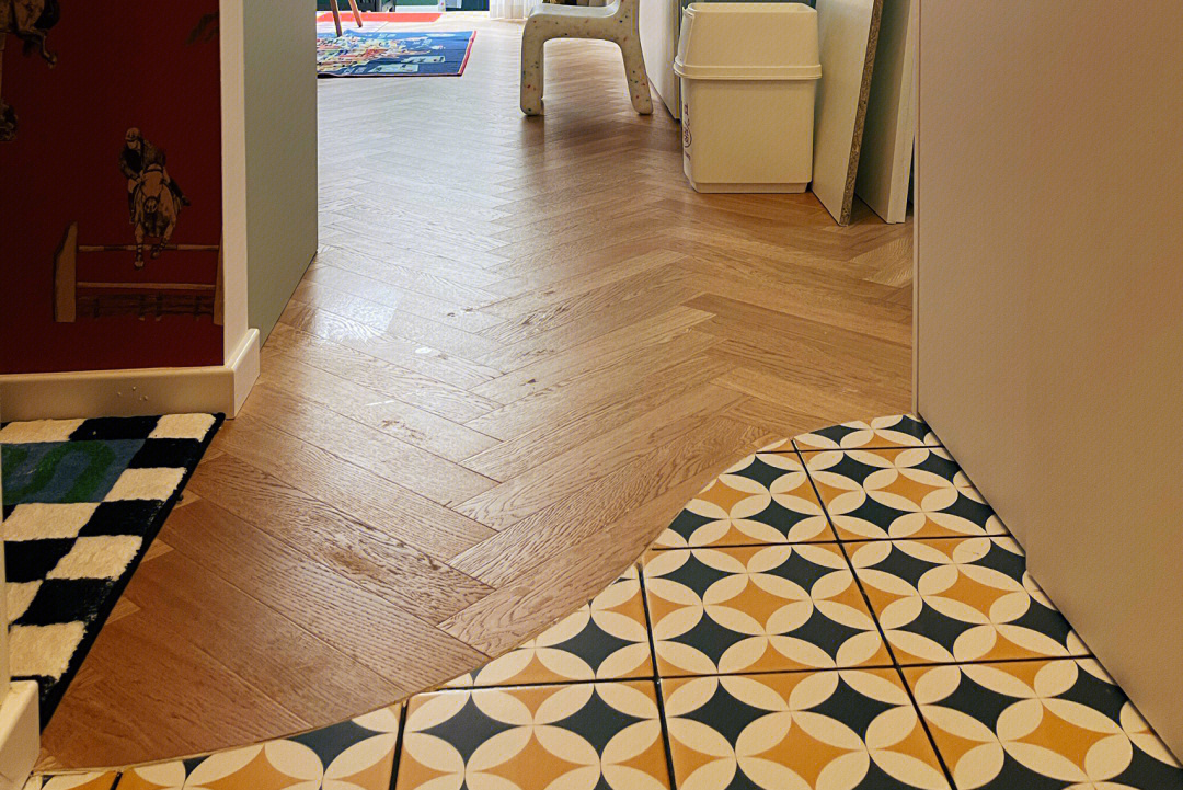厕所铺木地板|我家装修的时候铺的实木地板能经常用湿抹布擦拭吗