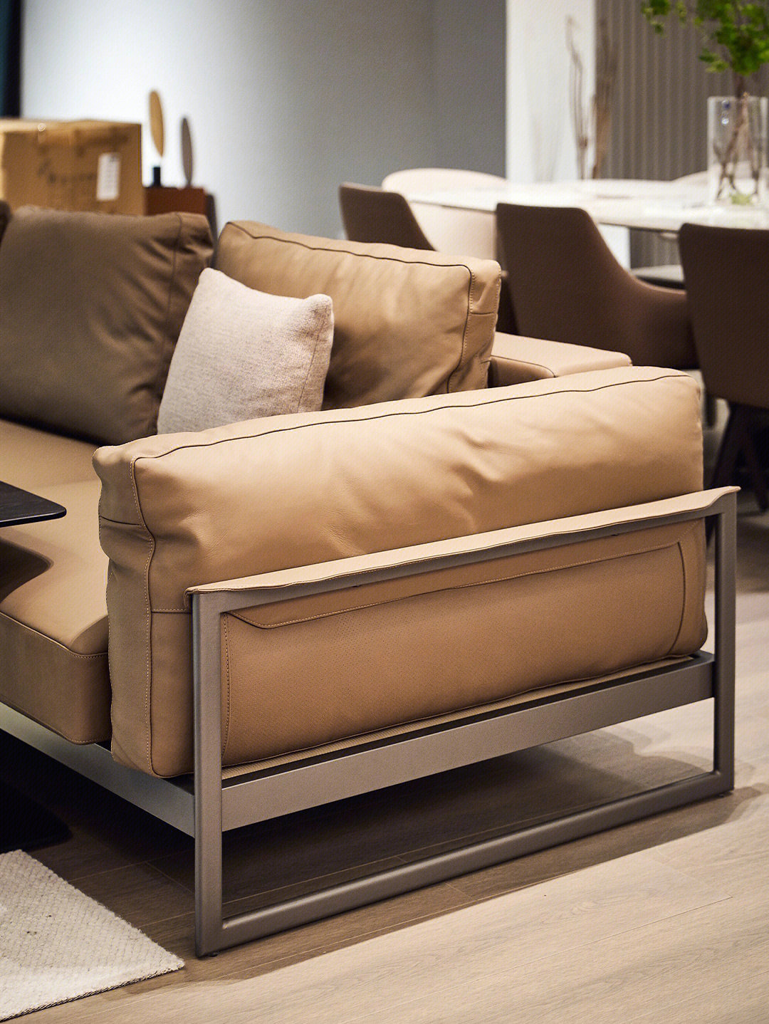 个性极简的钢架沙发质感与舒适双在线