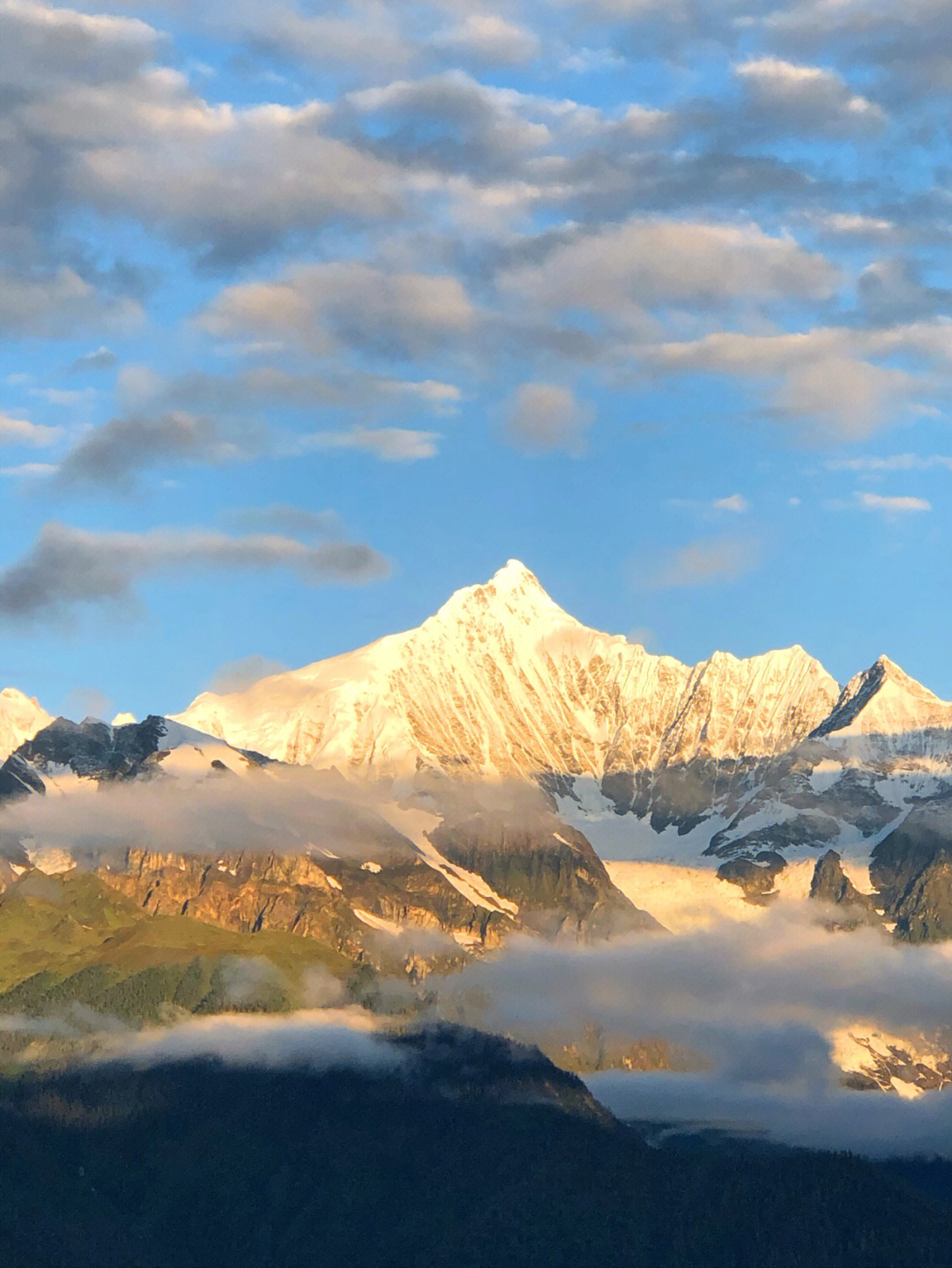 日照金山梅里雪山