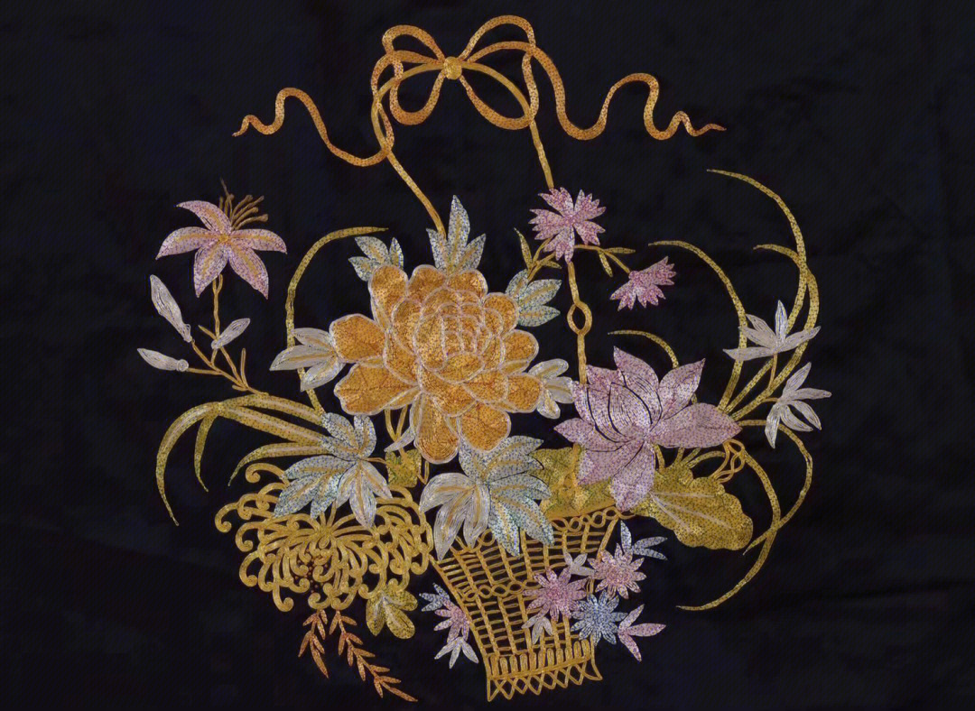 盘金绣,传统手绣技艺中用金丝捻线绣制出的花纹称为"盘金绣.
