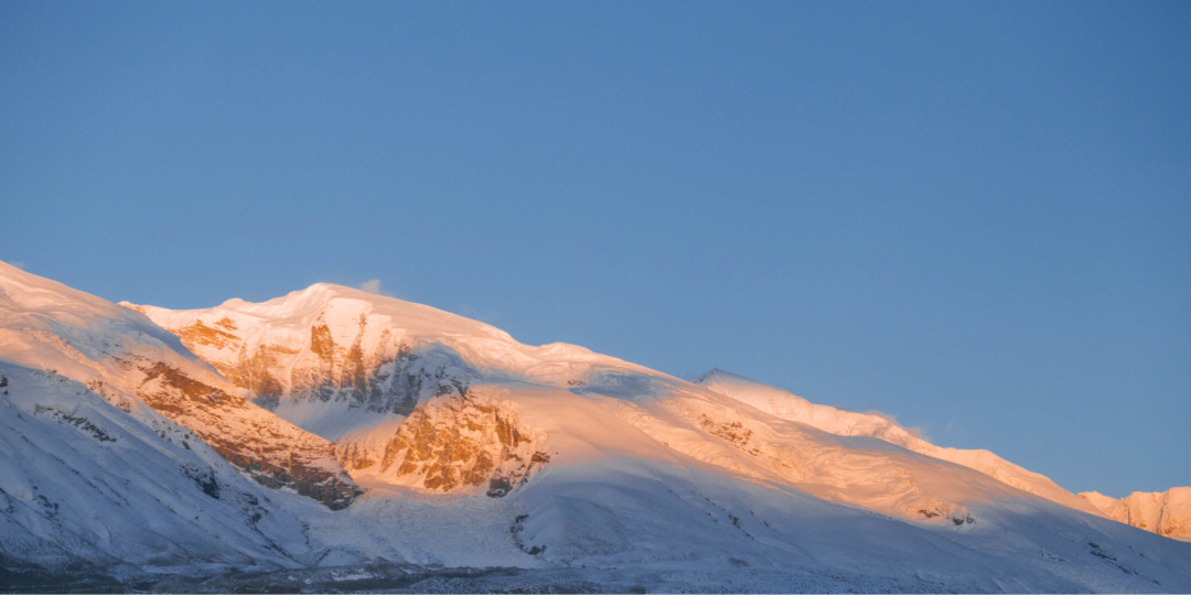 新疆夕阳下的金色雪山