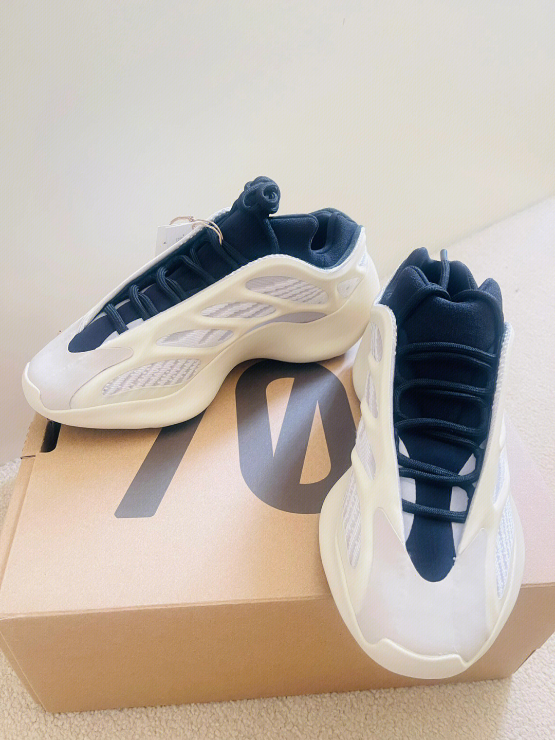 yeezy700v3很难穿进去图片